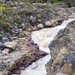 Prueba científica en el río Sabandija para estudios de investigación ambiental