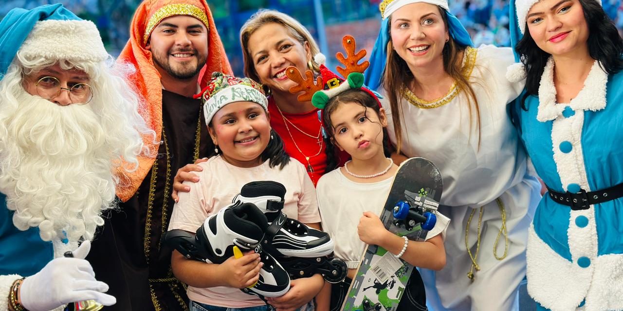 Las fiestas decembrinas pueden ser felices sin pólvora dice la directora  de Participación del Tolima  En declaraciones recientes la Directora de Participación del Tolima expresó su deseo de que no hayan quemados en el departamento y argumentó su invitación a sumarse para líderes comunales y a las familias tolimenses.  Ibagué. 18 de diciembre de 2025. La directora  de Participación de la Administración Departamental, Marlén Rozo, afincándose en la normatividad actual,  invitó a las Juntas de Acción Comunal y a las familias en general a vivir las fiestas decembrinas sin quemados, es decir, sin pólvora, en todo el departamento.   La directora Rozo expresó que “la Gobernación del Tolima, a través de la Circular 013 del 19 de noviembre de 2025 y el Directivo 018 de 2025 de la Procuraduría General de la Nación invita a todos los presidentes de Junta [de Acción Comunal], a líderes comunales, niños, adolescentes, en fin, a la familia en general, a vivir unas fiestas sin pólvora”.  A continuación, explicó que “la pólvora es un enemigo muy grande, de todos los seres humanos, no solamente de los niños también de los adultos, [y] de los animalitos a quienes afecta tanto; es algo que hace mucho mal al medio ambiente, que contamina”.   La Dirección de Participación atendiendo la Circular 013 de 2025 avanza en la intención de que se produzca un cambio cultural sobre el uso de la pólvora por el impacto que produce en humanos y fauna, domesticada y silvestre. Cambio necesario para evitar que “después nos estemos lamentando, nos quede sentido de culpa de ver niños sin dedos, sin brazos, quemados, no permitamos que nuestras familias caigan en esa trampa”, y en el que las comunidades organizadas en las Juntas de Acción Comunal pueden participar para evitar las modificaciones de por vida que dejan las lesiones.  Por su parte, la Procuraduría recuerda que la responsabilidad de los mandatarios locales es crucial para que no haya eventos para lamentar, especialmente en niños, niñas y adolescentes, por el uso de artefactos explosivos, regulando y controlando la fabricación, comercialización y detonación en los territorios, teniendo el ruido como afectación importante.   La directora remató deseando a todos “¡unas felices fiestas! pero sin pólvora”.